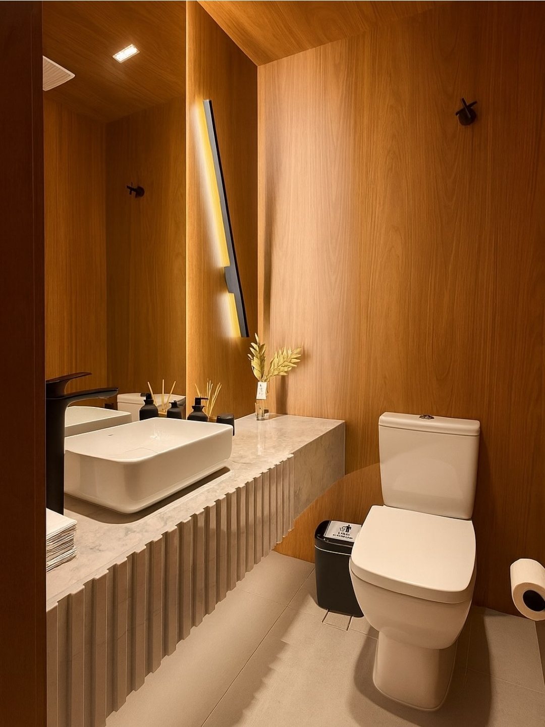 Lavabo revestido em madeira com bancada de mármore